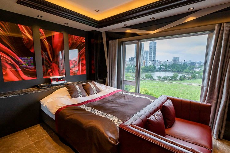 まさかの開放感。足元まである掃き出し窓からは不忍池と上野のお山を一望できる。