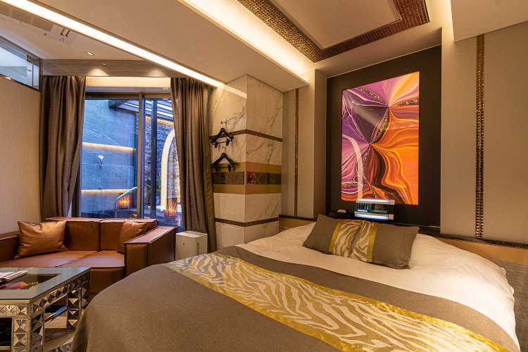 露天風呂と部屋の間にももちろん（？）大きな窓。まる見えです。