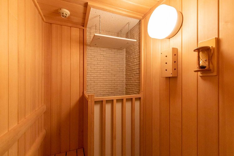 サウナ完備の部屋は全10室、さらには岩盤浴もある。整っても乱れちゃう？