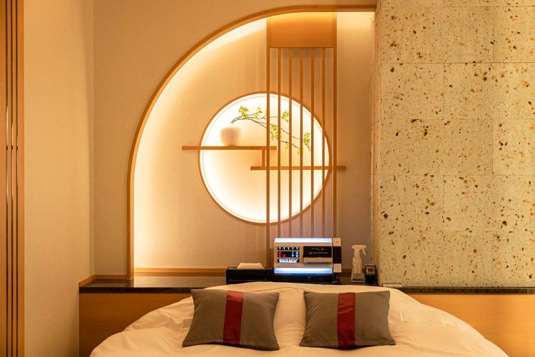 障子の組子細工も職人がこの場で、手作業で組み立てたもの。高級旅館ですか？