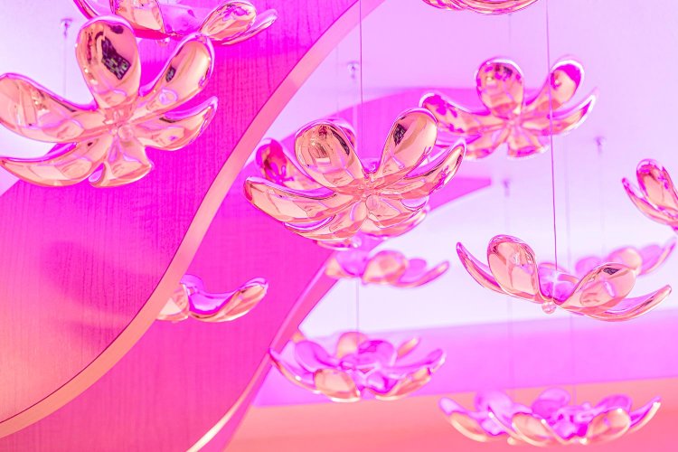 揺れる桜。天井から降り注ぐメタリックな花弁。モビールに魅入る赤ちゃんの気分だ。