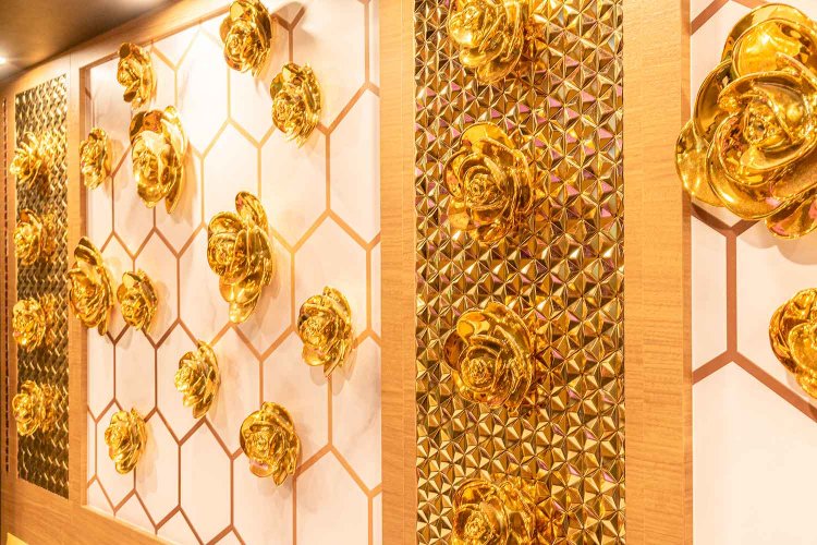 甘い蜜に誘われて。蜂をモチーフにした部屋には、壁一面に黄金の花が咲き乱れる。