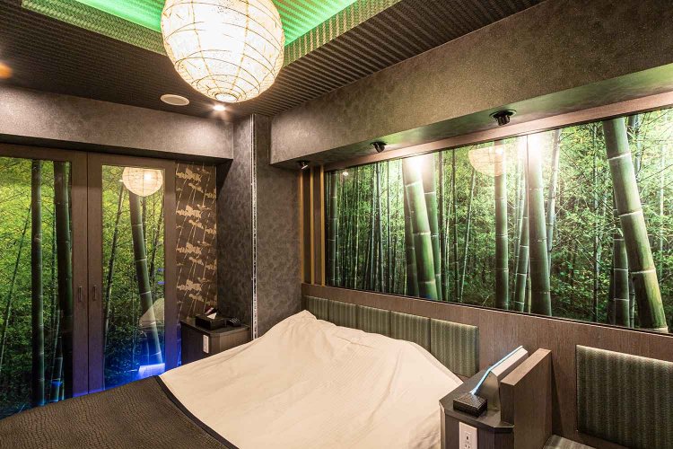 竹の間。うっかりマイナスイオンを感じてしまいそうな竹林に迷い込む。