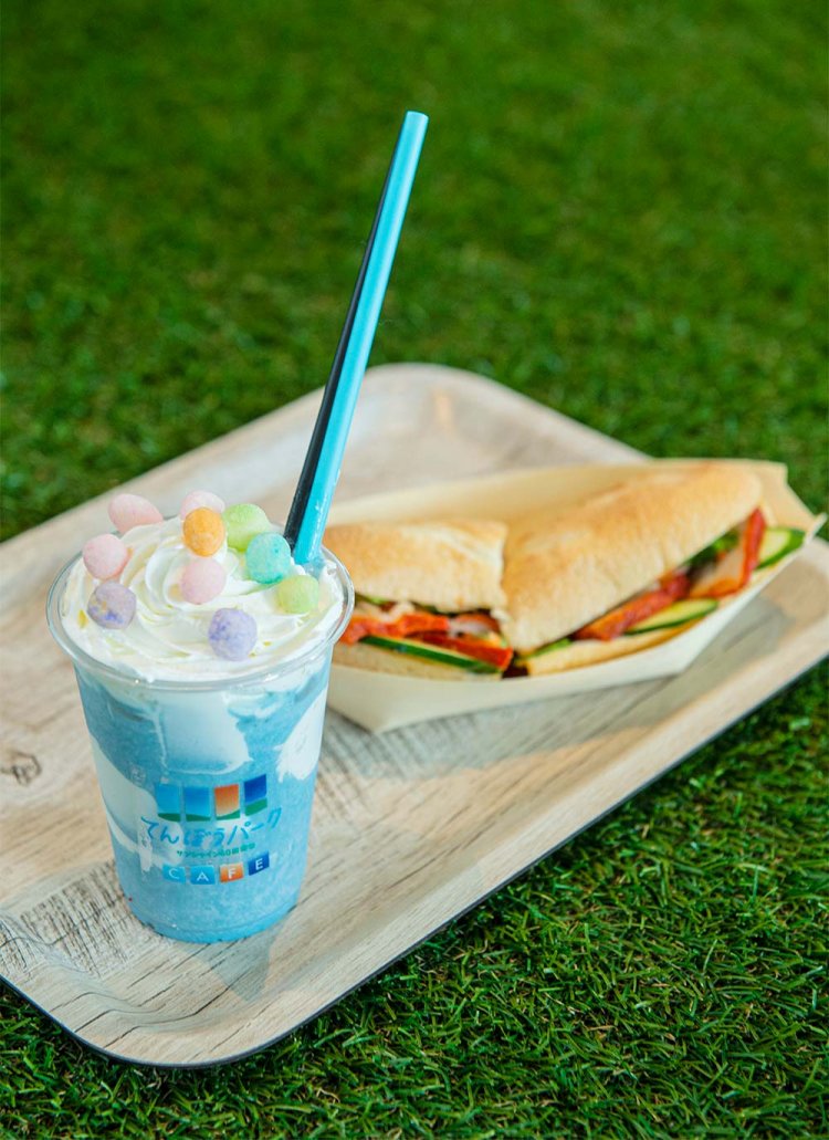 てんくうスムージー800円は雲と虹を表現。ローストポークバインミー850円。