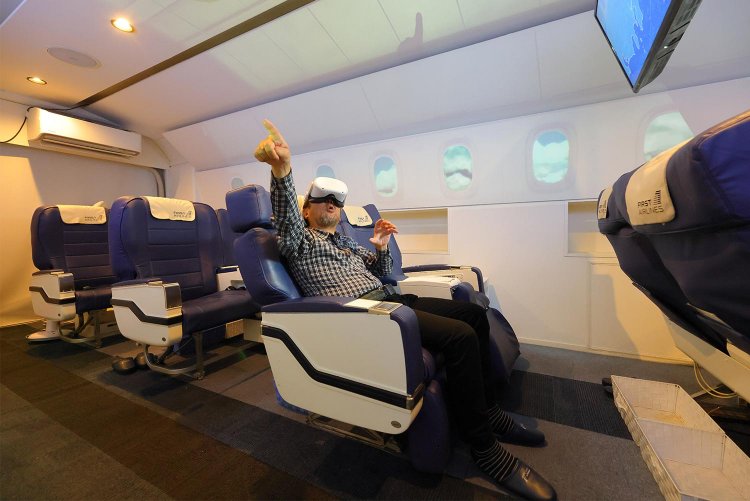 「ここはホントに池袋？世界の空をひとっ飛び」。窓に流れる雲や風景、離発着時のエンジン音なども臨場感あり。