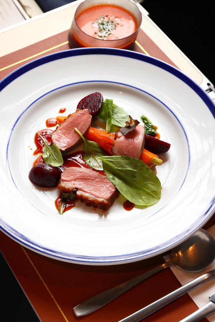 料金はファーストクラス6580円、ビジネスクラス5980円（いずれも食事4品、ドリンク1杯込み）。