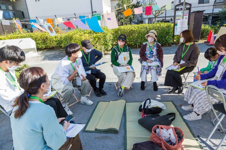 東京芸術祭2022『くらしチャレンジ（大人とこどものための戯曲集）』の様子（撮影：金川晋吾）。