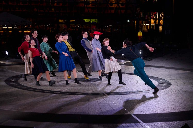 池袋西口公園での野外劇『嵐が丘』の様子（東京芸術祭2022）。