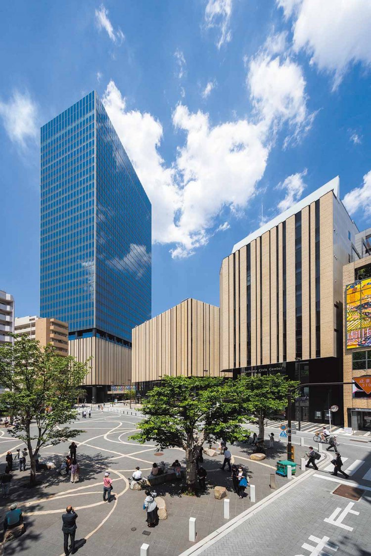 中池袋公園と『Hareza Tower』。