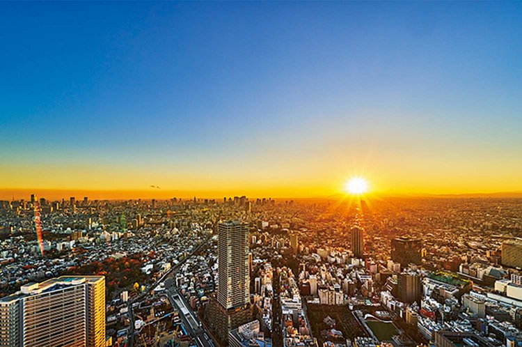 夕日が沈む、展望台南西からの眺め。手前には2015年に移転した豊島区役所の新庁舎が見える。気象条件が揃えば富士山も見える！