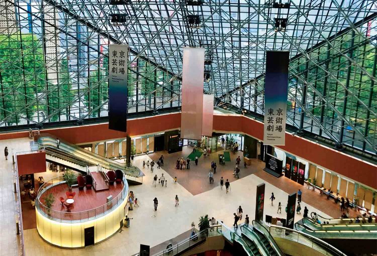 劇場エントランスの巨大な吹き抜け空間では、無料イベントが開催されることもある。