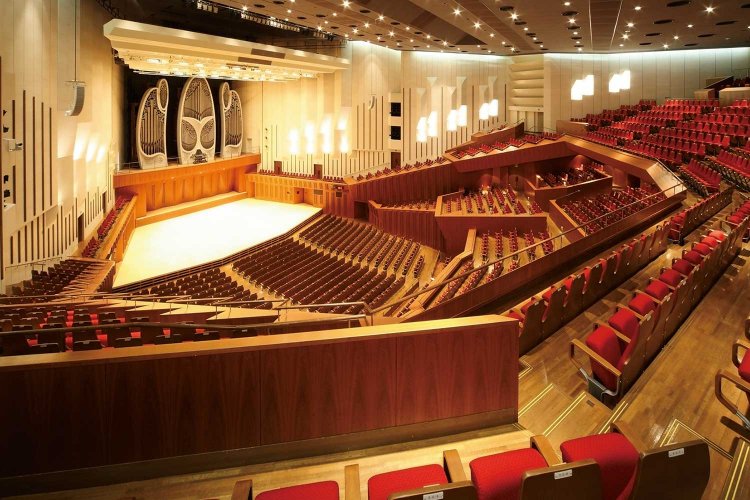客席数1999席の大ホール。舞台正面にはパイプオルガンが据え付けてある。
