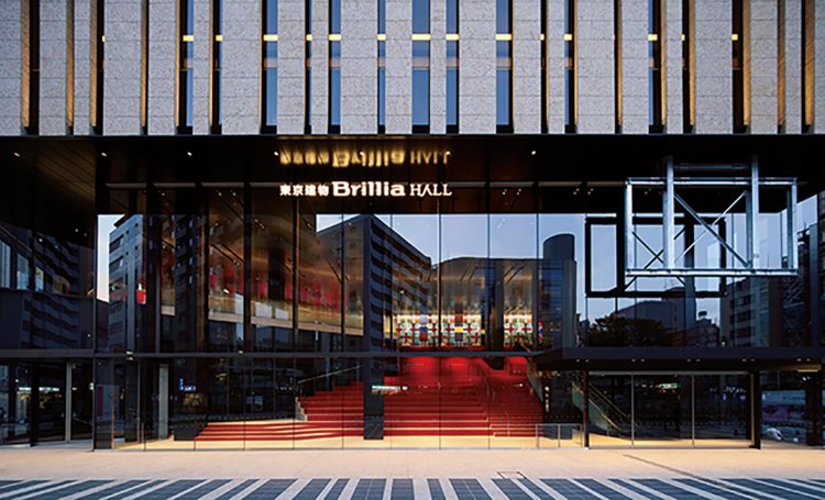 4K対応の大型LEDや3Dホログラムによる透過スクリーンなどを備える未来型ライブ劇場『harevutai』。