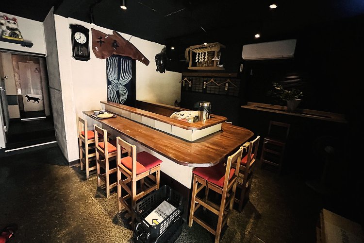 奥の壁に飾られている立派な「千尋」の看板は、店主・川井さんの手作り！