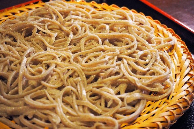 まずはそばだけで食べてみると、よりそばの味を楽しめる。