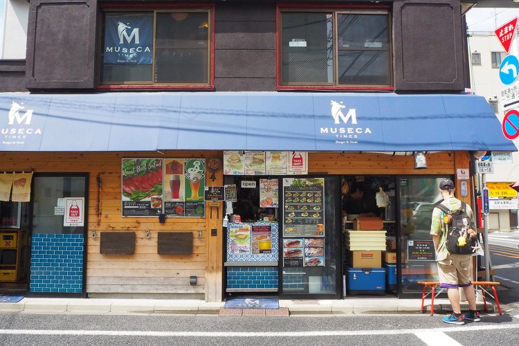 店頭では、ハンバーガーやビールの写真につられて散歩中の人が何人も足をとめていた。