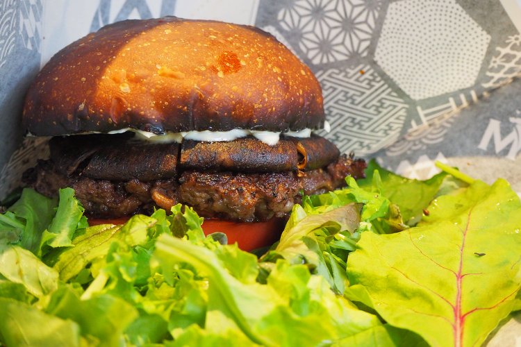 バンズのサクサク感と、具材のジューシーなやわらかさのバランスが絶妙。