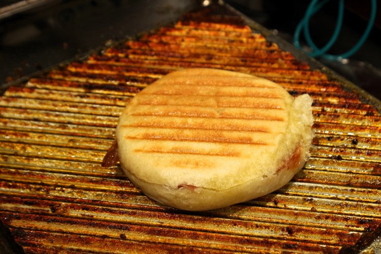 グリルでこんがりと焼き上げられたパニーニは、食欲をそそるビジュアル。