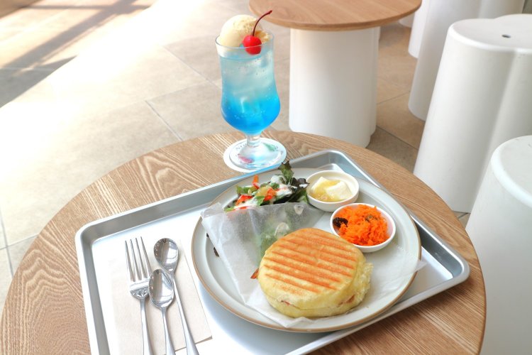 パニーニ1種セット900円に300円追加で頼めるクリームソーダをセットに。