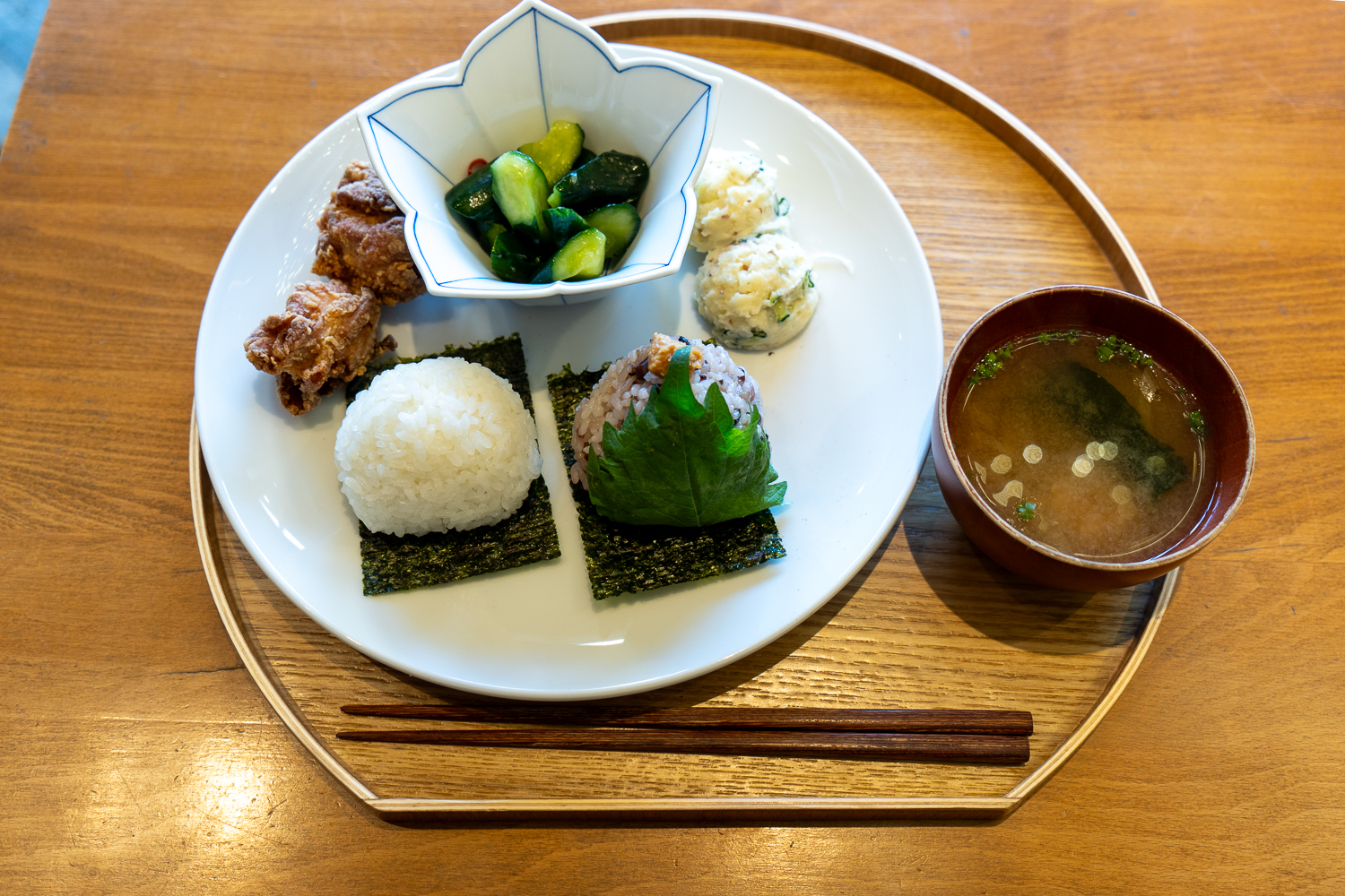 よくばりプレートは1300円。お味噌汁付き。