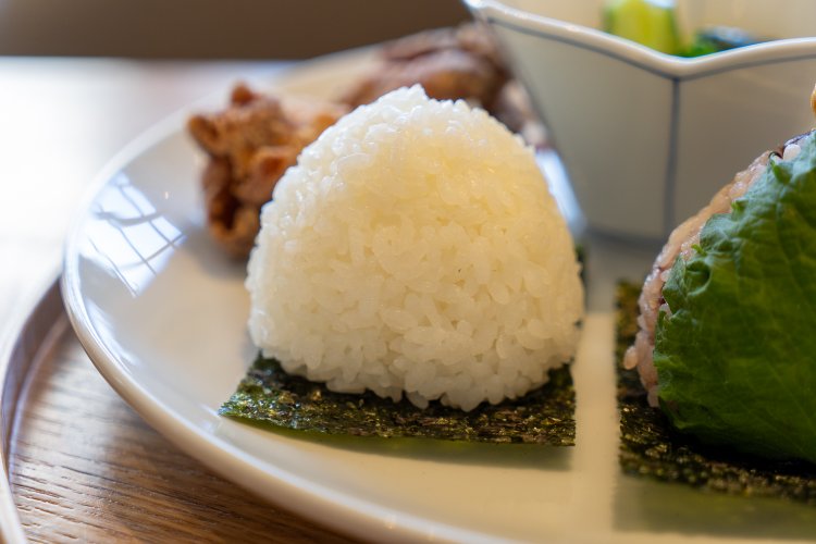 塩むすびはイートイン180円、テイクアウト177円。