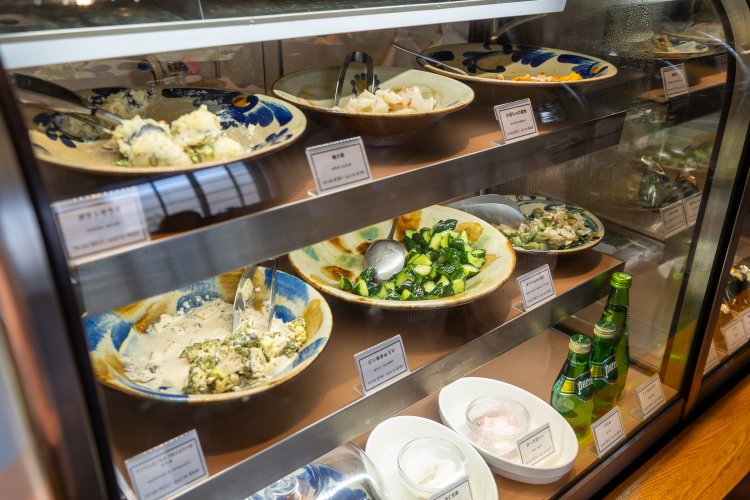 野菜を使った総菜は毎日6種類用意される。人気があるものは売り切れてしまうことも。