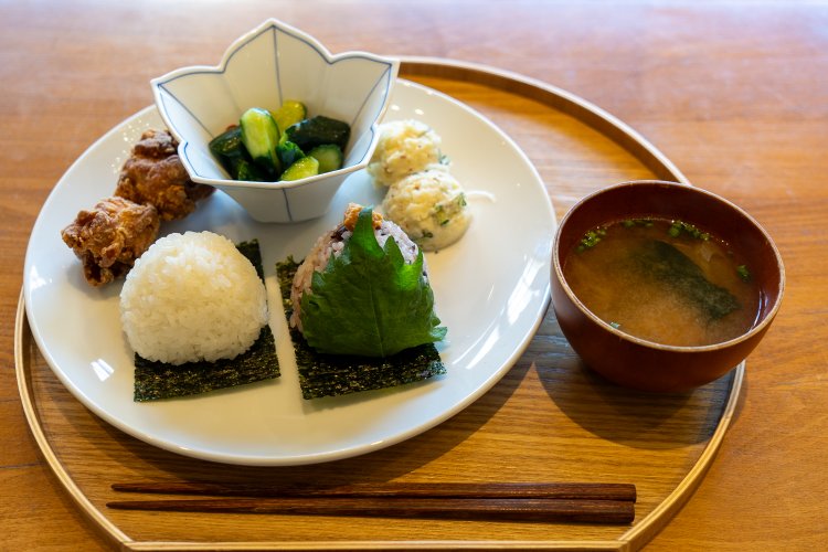 よくばりプレートは1300円。お味噌汁付き。