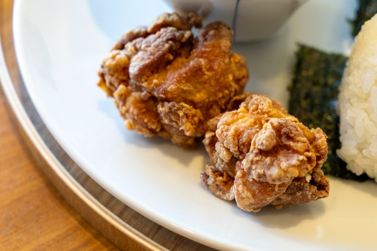 米粉の衣がさっくりした唐揚げ。