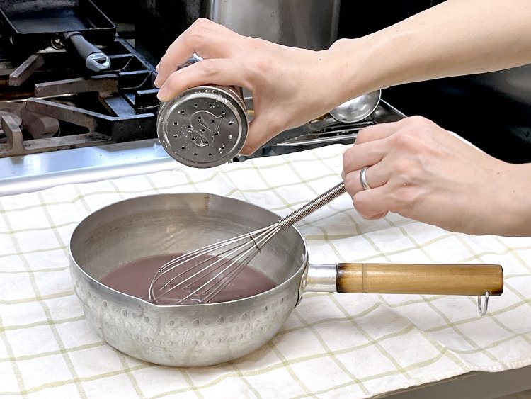 つぶしと粒をいい具合の比率で混ぜているおしるこには塩を少々。このひと塩がおいしさのポイント。