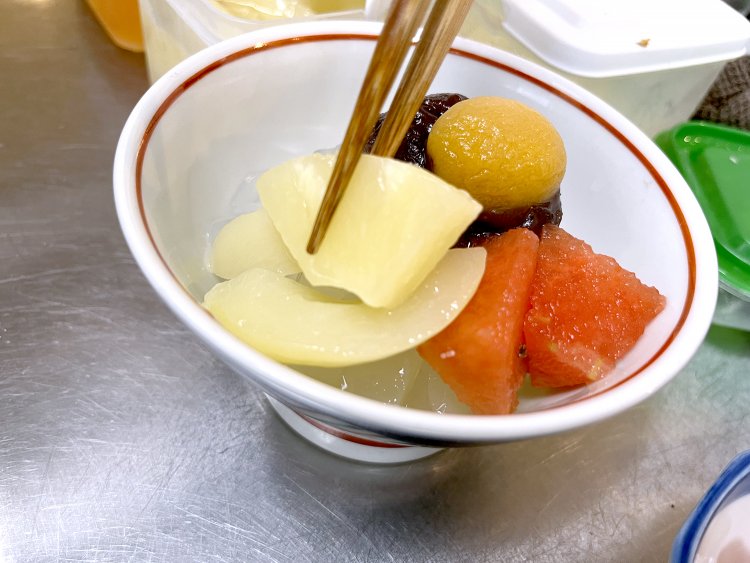 あんみつの上にはあんこ、あんず、黄桃にパイン。あと季節の果物が乗るのだが、この日はスイカだった。最後にえんどう豆が乗って完成だ。