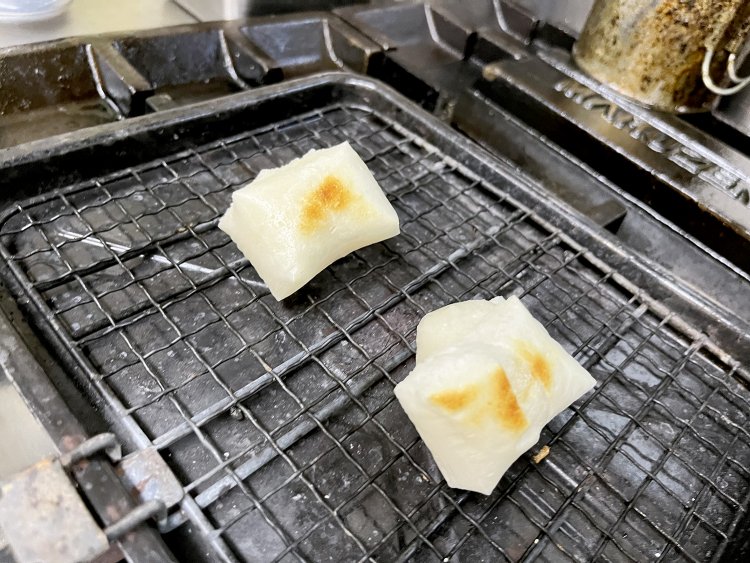 おしるこの餅は、オーダーが入ってから焼く。