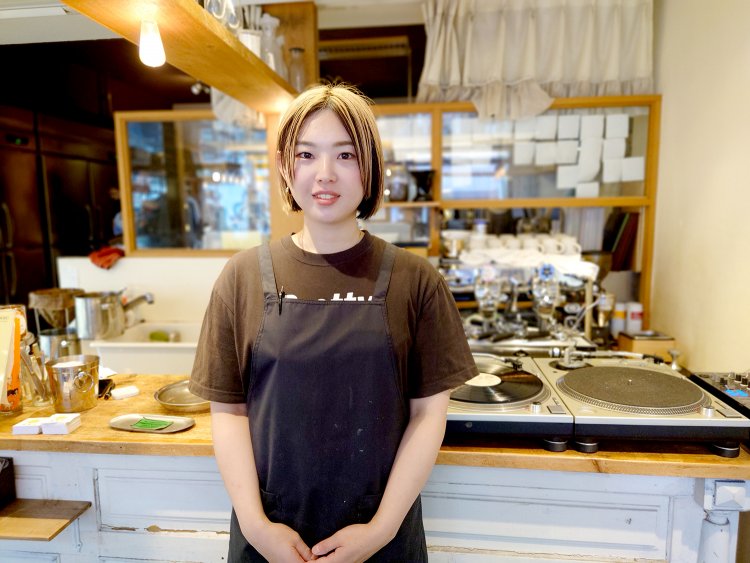 パティシエの中西沙織さん。『BOWERY KITCHEN』など全店のケーキをすべてここで作る。