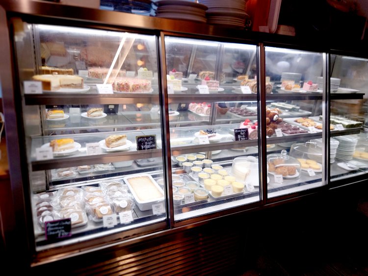 ショーケースに並ぶカラフルなケーキは、見ているだけでワクワク♪