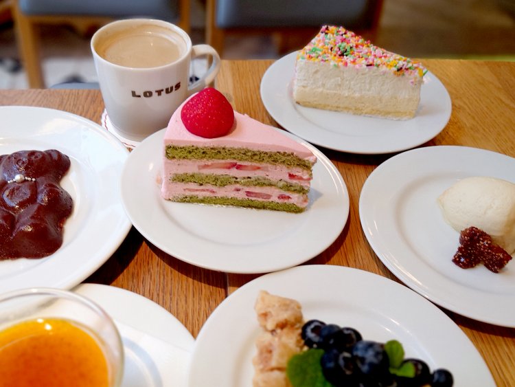 右上のスプリンクルケーキ、ピンクショートケーキなど、どれを食べようか迷ってしまうかわいいケーキたち。