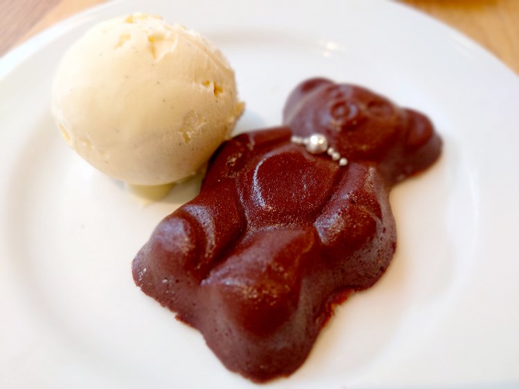 アイスの横でくまが寝ている？　かわいすぎて食べるのがもったいない！ 