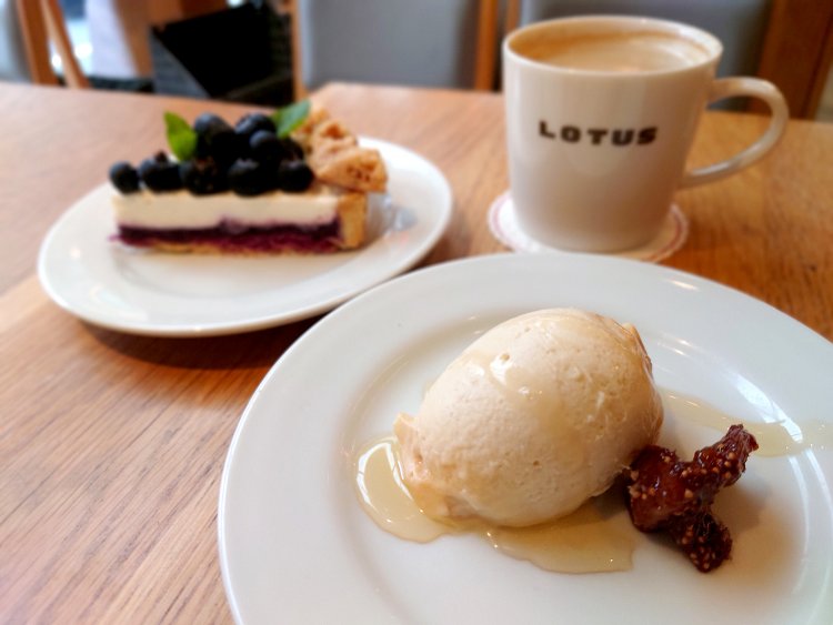 手前・ゴルゴンゾーラチーズケーキ660円、奥・ブルーベリータルト880円、コーヒー440円。
