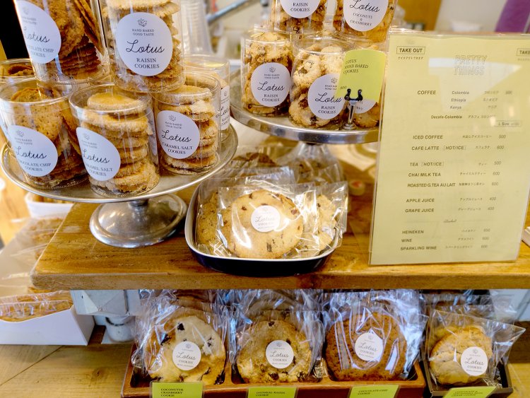 山本さんお手製のロゴがラベルに描かれた、ハンドベイクドクッキー。