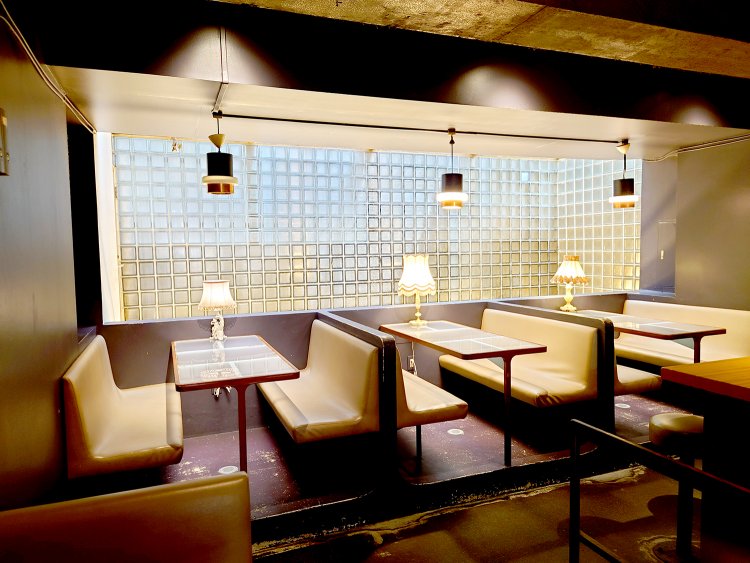 店奥のテーブル席は落ち着いた雰囲気で過ごせる昔ながらのカフェ空間。