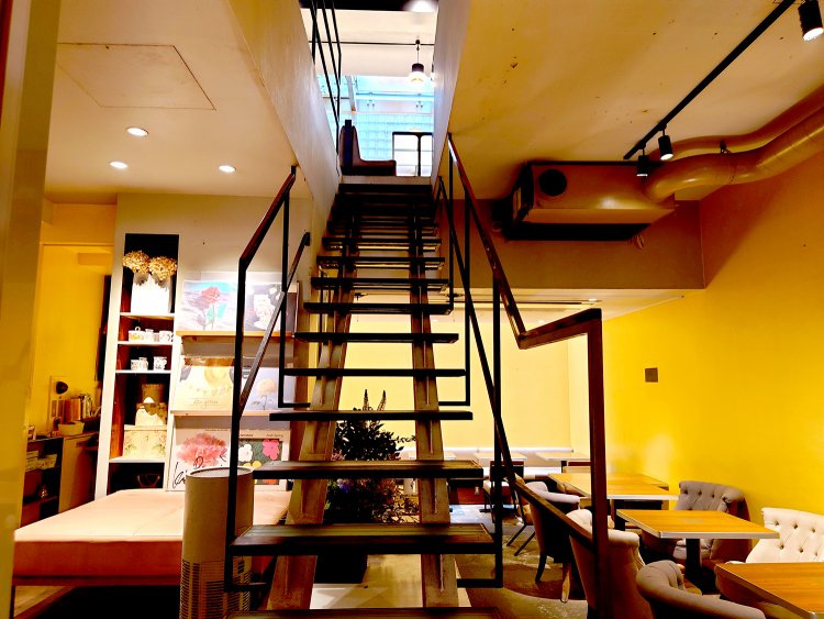 階段を降りると地下フロア。中央にはワインやカクテルが提供されるバーがある。