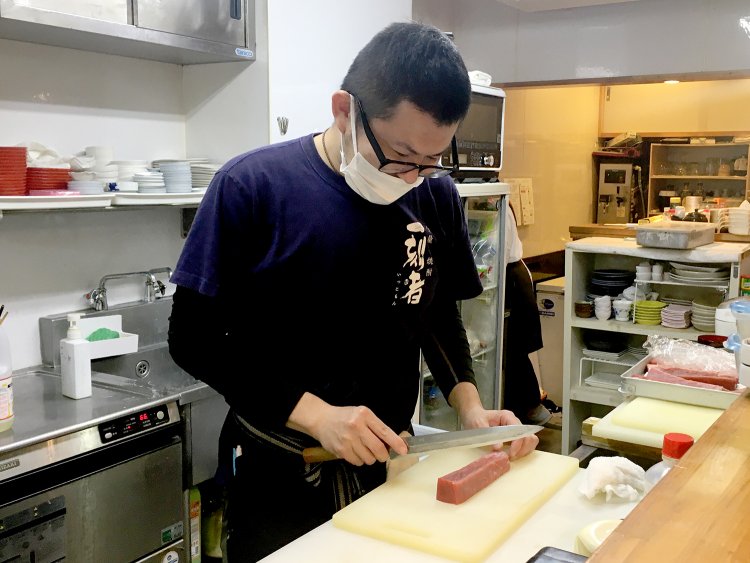 厳選した食材へ真摯に向き合う太郎さん。