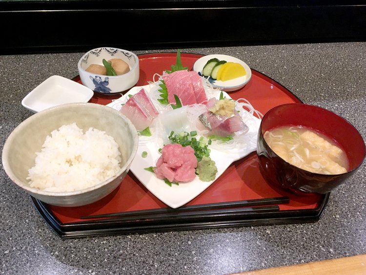 ランチにはご飯、味噌汁、小鉢とおしんこがつく。ご飯はおかわり一杯無料だ。