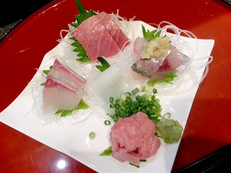奥がマグロ、右はアジ、左がカンパチ、手前が中落ちのネギトロ、真ん中がイカと豪華盛り合わせだ。