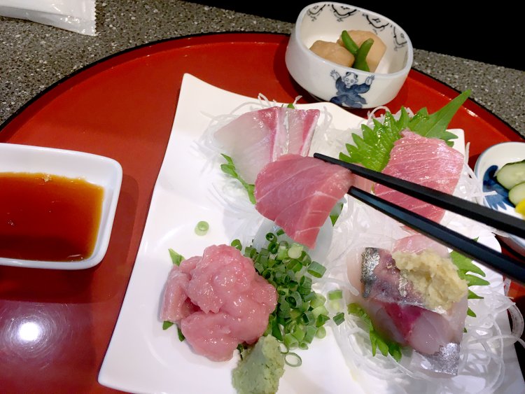 店主厳選のマグロ。刺し身は夜メニューで出しているものと同じだそう。この値段で大丈夫なの？と余計な心配をしてしまう。