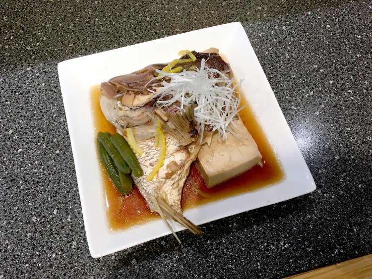 この日の魚の日替わりメニューは鯛のかぶと煮1000円。刺し身用の鯛を使っているので新鮮で旨味たっぷりだ。