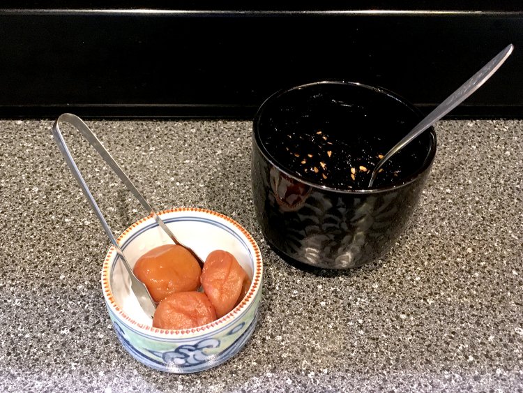 カウンターには梅干しと昆布の佃煮。ご飯系定食には欠かせないアイテムだ。この気遣いがうれしい。