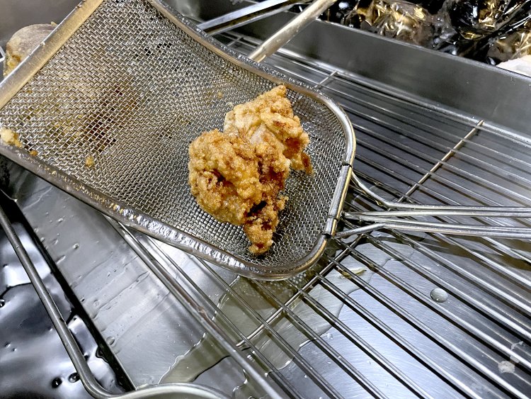 2度揚げをしてカリッとジューシーに仕上げる。