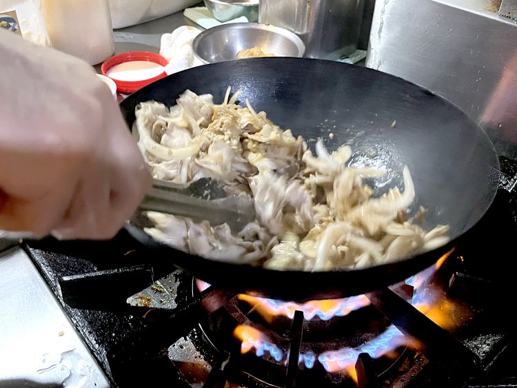 豚バラ肉と玉ねぎを特製醤油だれで炒める。「オイスターソースも入れているのでコクがありますよ」。