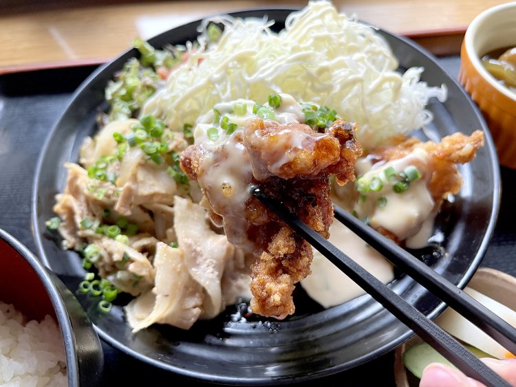 唐揚げに特製の甘酢ソースとマヨネーズソースがかかっていてご飯との相性もバッチリ！