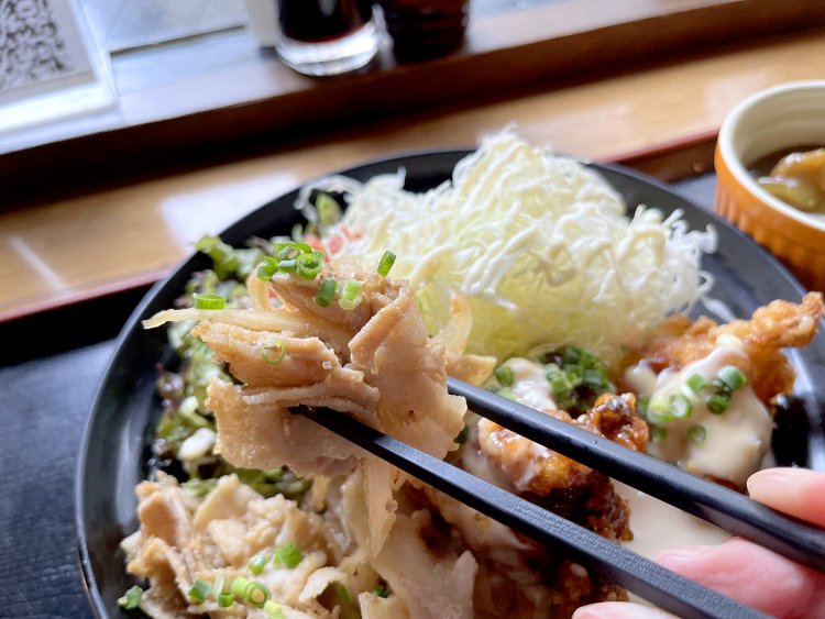 特製醤油だれがよくからんだ豚バラ肉は、もちっとした食感がある。キャベツとも相性バツグン。