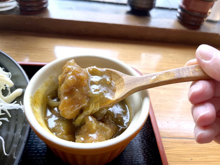いわゆるおうちカレー的なやさしい口当たり。じゃがいもや肉、玉ねぎなど具だくさん。